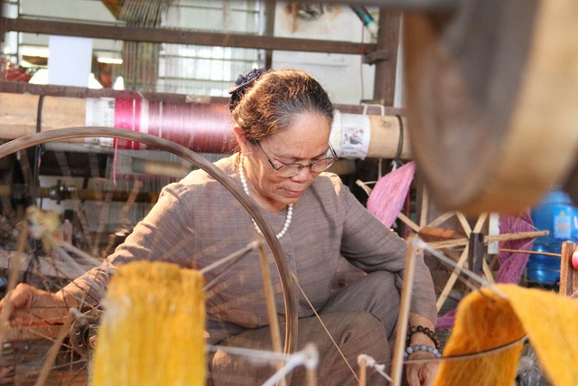 Độc nhất Việt Nam: Dệt lụa từ tơ sen, bán giá đắt như vàng
